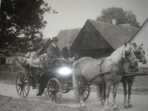 Familie Sigl auf Kutsche im Jahr 1963
