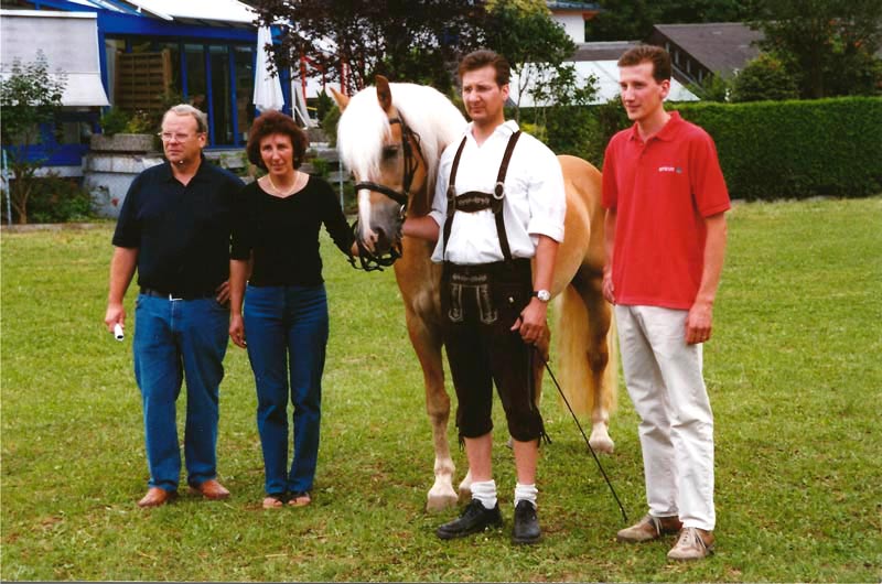 Familie Haflingerzucht Sigl mit einem Pferd